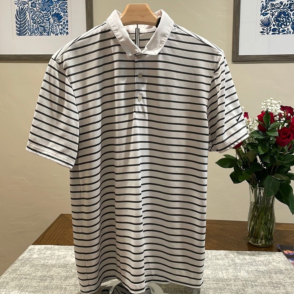 Nike Men’s Golf Standard Fit, Dri-Fit Size S.